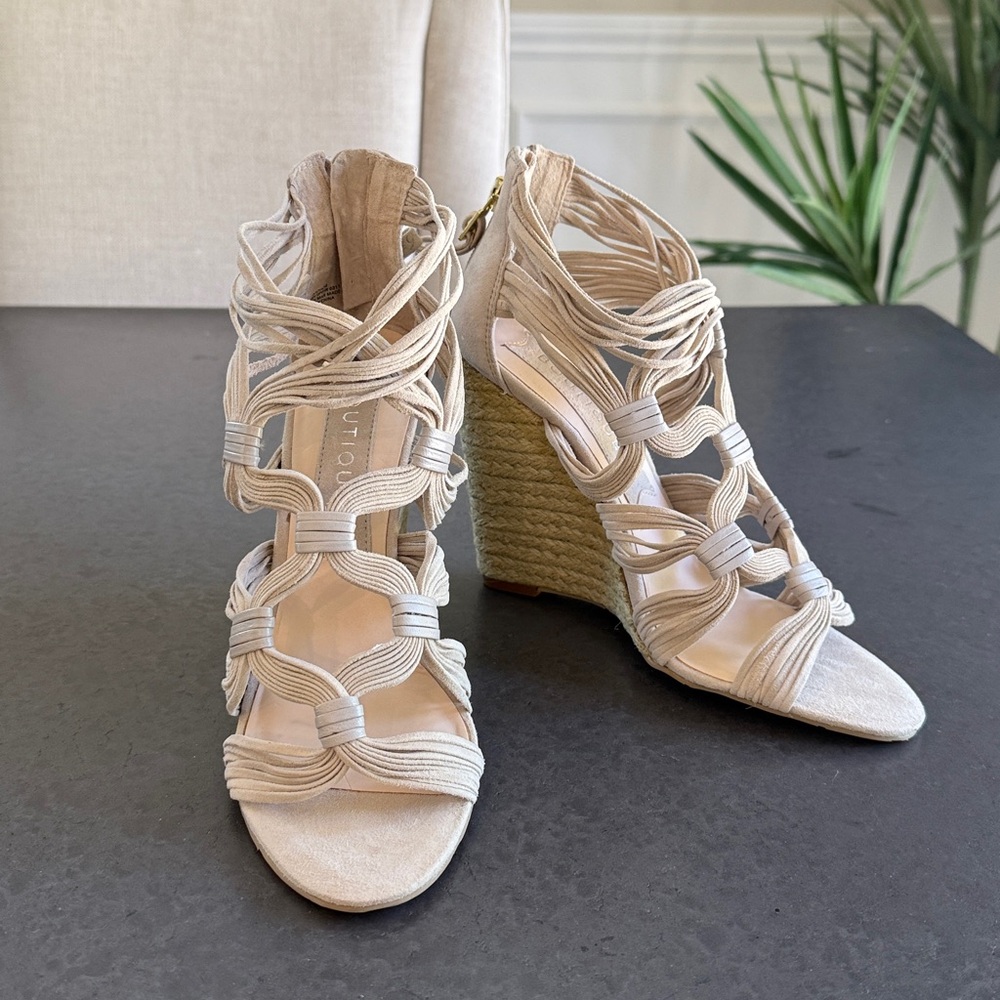 NEW Boutique 9 Chichi Strappy Twisted Wedge Sandal Heel Light Grey Size 7.5